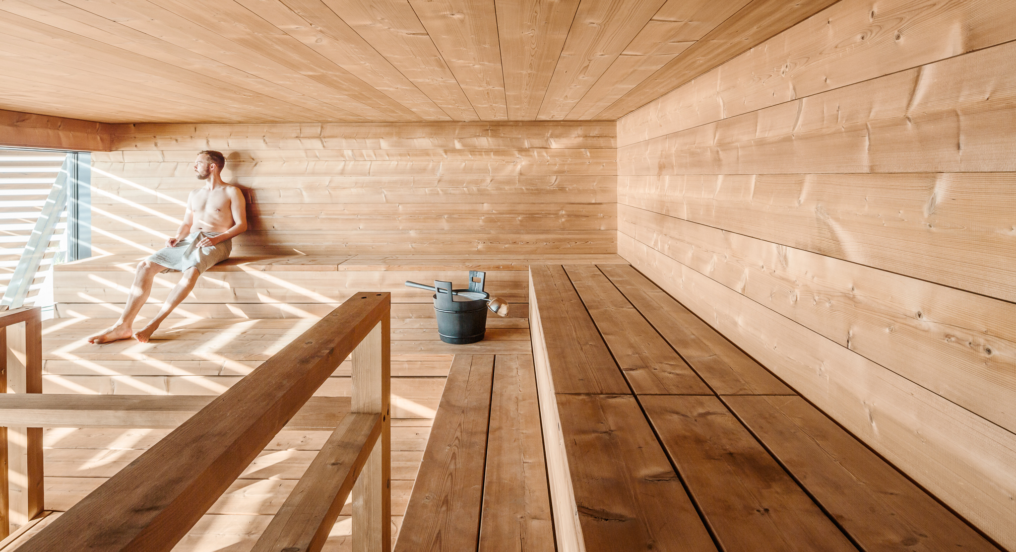 Interior de la sauna Löyly de Helsinki