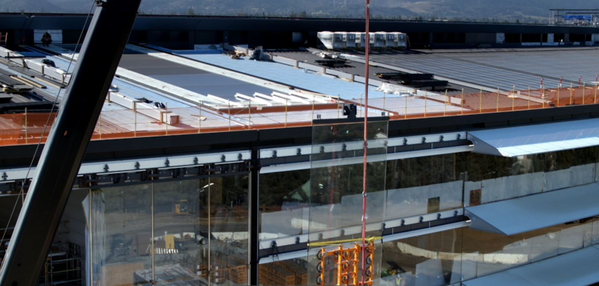 Instalación vidrios fachada apple park